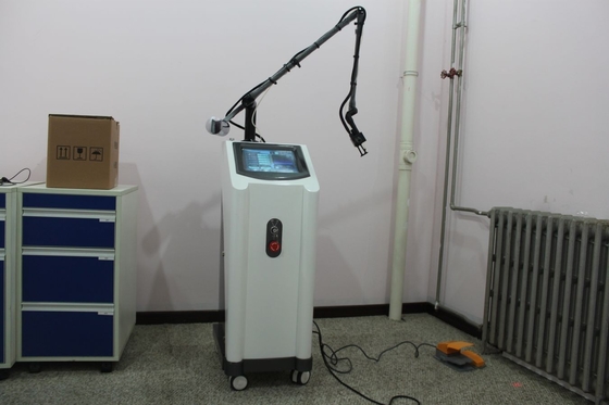 Macchina frazionaria/attrezzatura del laser di CO2 dell'anidride carbonica per rimozione della cicatrice della chirurgia